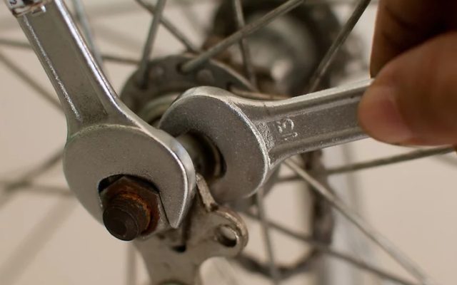 Chọn mô tơ trục sau hoặc mô tơ trục thân thiết cho tới xe đạp điện điện